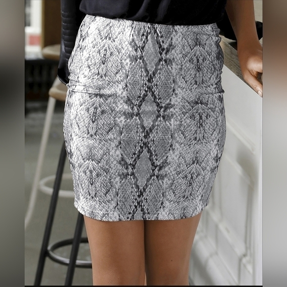 LASCANA Gray Foil Snake-Print Miniskirt Size 6 NWT - Picture 3 of 14